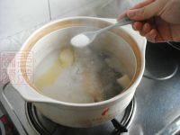 营养丰富的清炖鲫鱼