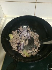 质嫩爽口的青椒炒肉做法图解5)