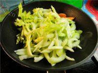 家常菜芹菜胡萝卜炒肉丝做法图解5)
