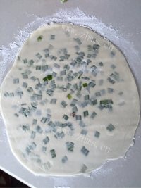 美味的自制简易葱油饼做法图解4)