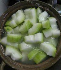 美味的排骨鱿鱼节瓜汤做法图解8)