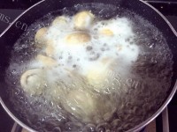 家常鸡腿肉炒草菇做法图解4)