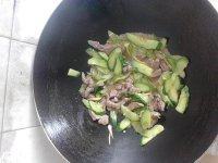 清爽青瓜炒肉做法图解7)