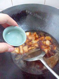 口感好的笋干红烧肉做法图解8)