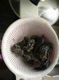滋补乌鸡炖虫草花做法图解4)