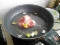 十分诱人的酸菜猪肉炖粉条做法图解3)