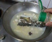美味的鲈鱼豆腐汤做法图解12)