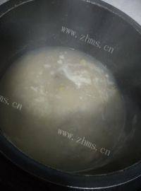 美味早餐猪肝菠菜粥做法图解5)