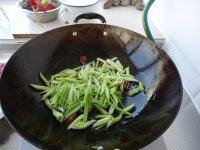 家常菜腊肠炒芹菜做法图解4)