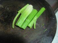 家常菜芹菜炒五花肉做法图解4)
