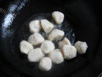 美味的鱼丸菠菜汤做法图解4)