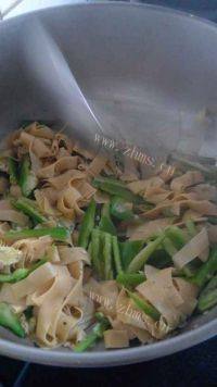 家常菜尖椒炒干豆腐做法图解6)