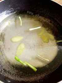 色泽鲜亮的奶白鲫鱼汤做法图解4)