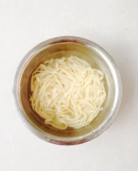 热腾腾的鸡蛋酱拌面做法图解14)