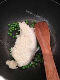 美味的海鲜咖喱蛋炒饭做法图解7)