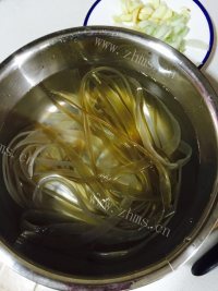 家常炖鲫鱼做法图解1)