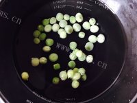 美味的青豆瘦肉小米粥 做法图解2)