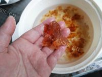 桃胶蔓越莓薏仁羹做法图解3)