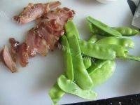 自制腊肉炒荷兰豆做法图解1)