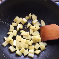 开胃的土豆咖喱鸡做法图解3)