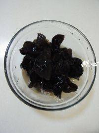 美味莲子木耳鸭腿粥做法图解4)