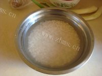 特色美食皮蛋瘦肉粥做法图解2)
