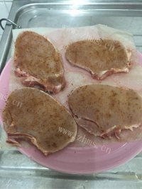 美味的烧烤酱猪扒做法图解2)