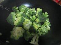 可口的蒜蓉西兰花做法图解3)