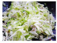 家常菜包菜炒肉丝做法图解4)