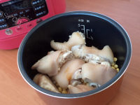 美味的压力锅炖猪蹄做法图解9)