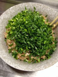 美味的韭菜肉包做法图解4)