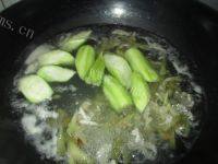 营养丰富的紫菜丝瓜瘦肉汤做法图解8)