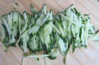 家常菜黄瓜拌豆腐皮做法图解2)