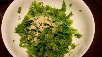 可口的鲍芹菜叶子饼做法图解3)