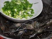 葱爆河虾做法图解1)
