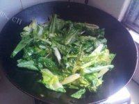 常吃不腻的清炒油麦菜做法图解5)