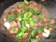 香气浓郁的豆瓣酱焖五花肉做法图解3)