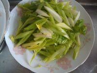 易做的芹菜炒肉丝做法图解1)
