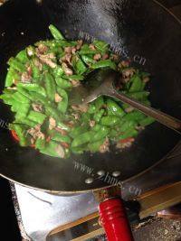 家常菜荷兰豆炒肉做法图解8)