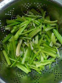 家常菜芹菜炒牛肉做法图解2)