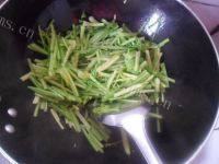 美美厨房之芹菜炒肉做法图解4)