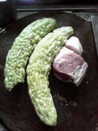 DIY美食-苦瓜炒肉片做法图解1)