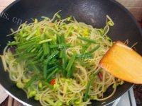 秀色可餐的素炒豆芽做法图解7)
