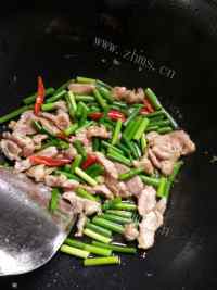 热腾腾的蒜苔炒肉做法图解3)
