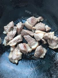 好吃不腻的红焖羊肉做法图解3)