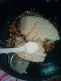 美味的多彩蛋炒饭做法图解6)