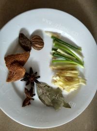 香飘十里的小酥肉蒸碗做法图解4)