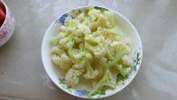 下饭的素炒菜花做法图解2)