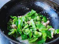 家常菜肉片炒青椒做法图解7)