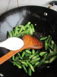 家常菜芦笋炒虾仁做法图解9)
